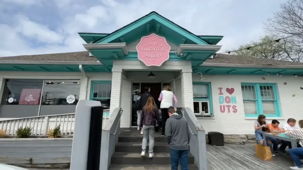 Perfect Weekend in Nashville: Itinerary, Travel Tips & Must-See Spots 9 saveroworld.com